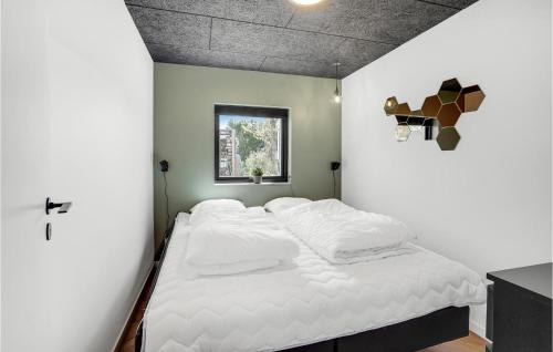 Postel nebo postele na pokoji v ubytování Beautiful Home In Brkop With Kitchen