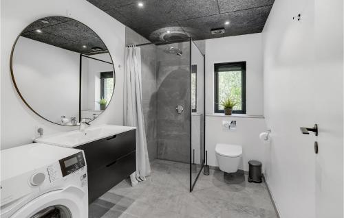 Koupelna v ubytování Beautiful Home In Brkop With Kitchen