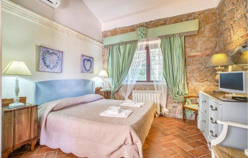 een slaapkamer met een blauw bed en een televisie bij Formiconcino in Montebello
