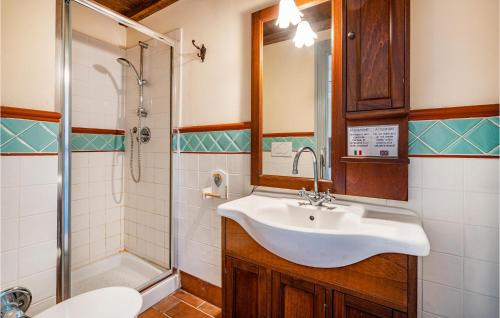 La salle de bains est pourvue d'un lavabo et d'une douche. dans l'établissement Formiconcino, à Montebello