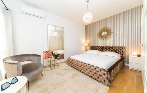 - une chambre avec un lit, une chaise et un miroir dans l'établissement 2 Bedroom Beautiful Home In Sibenik, à Šibenik