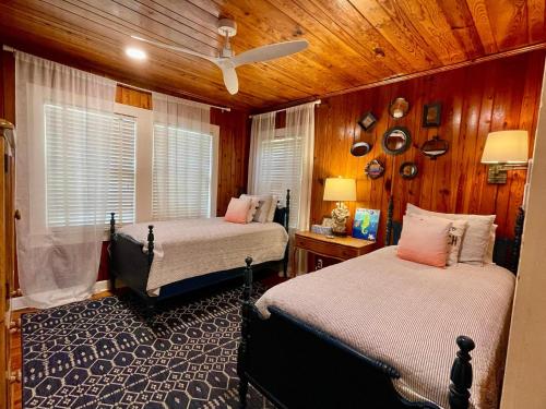 1 dormitorio con 2 camas y techo en A Wave From It All - 811 Ocean Blvd, en Saint Simons