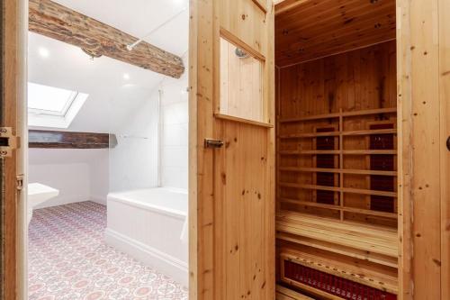 łazienka z drewnianymi szafkami, wanną i toaletą w obiekcie RST Bramley Moore w Liverpoolu