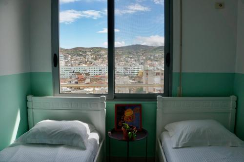 2 Betten in einem Zimmer mit Stadtblick in der Unterkunft Lovely 2 bedroom condo with free parking in Vlorë