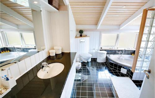 TjørneholmにあるAmazing Home In Sjllands Odde With Kitchenのバスルーム(バスタブ、シンク、バスタブ付)