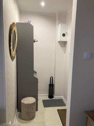 een badkamer met een trappenhuis met een kruk erin bij Apartament Mickiewicza in Busko-Zdrój