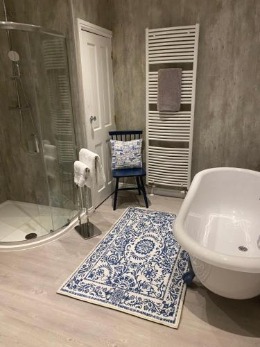 Ένα μπάνιο στο Downsfield Bed and Breakfast