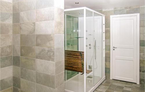 a bathroom with a shower with a glass door at Lovely Home In Trysil With House A Mountain View in Mælem