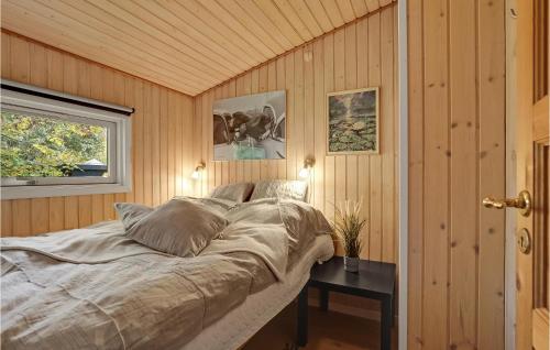 מיטה או מיטות בחדר ב-Gorgeous Home In Dannemare With Kitchen