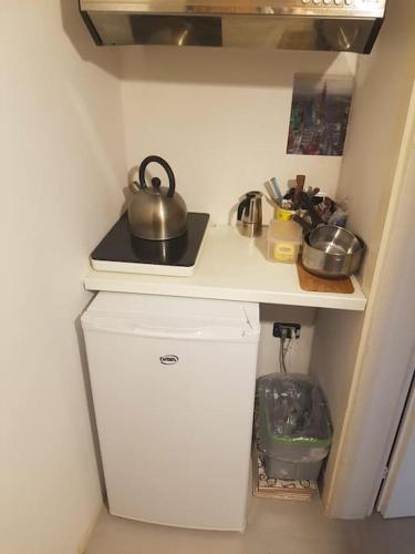 a small kitchen with a tea kettle on a counter at Appartamento Viconago in Lavena Ponte Tresa