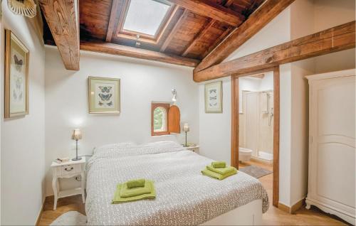 1 dormitorio con 1 cama con toallas verdes en Francesco, en Fabrica di Roma