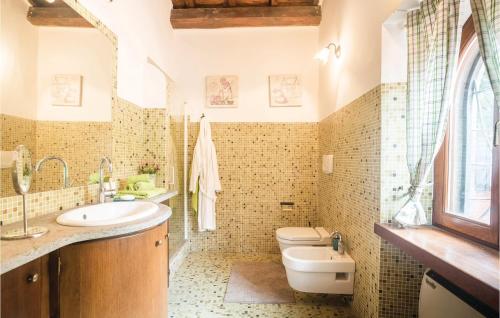 baño con lavabo y aseo y ventana en Francesco, en Fabrica di Roma