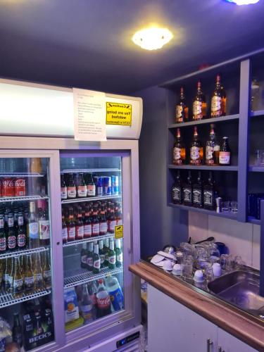lodówka wypełniona różnymi rodzajami alkoholu w obiekcie Family Home w Liverpoolu