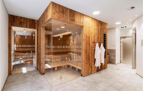 um quarto amplo com paredes de madeira e uma vitrine em Amazing Apartment In Klsterle With Sauna em Klösterle am Arlberg