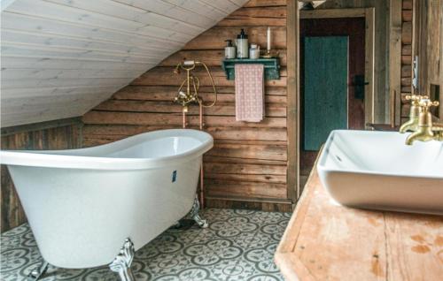 y baño con bañera blanca y lavamanos. en Gorgeous Home In Nybergsund With Kitchen, en Nybergsund