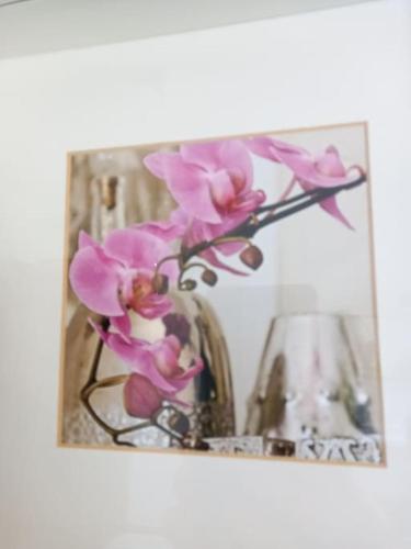 a vase with pink flowers in it at Apartamento tranquilo cerca de zonas verdes in Cieza