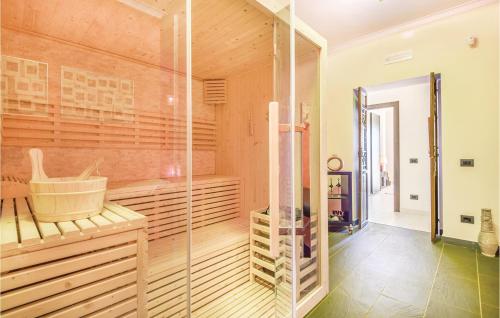una sauna con paneles de madera y una pared de cristal en Blue Cherry, en Collevecchio