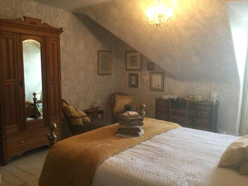 - une chambre avec un lit doté d'un ours en peluche dans l'établissement Nether Dallachy Farmhouse, à Banff