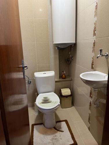 ポモリエにあるApartment Geniのバスルーム(トイレ、洗面台付)