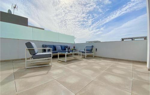 Zimmer mit 2 Stühlen und einem Tisch auf dem Dach in der Unterkunft Lovely Home In Alicante in Ciudad Quesada