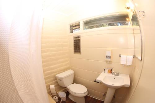 ein kleines Bad mit WC und Waschbecken in der Unterkunft Little European Lodge in Carmel Valley