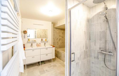 y baño con ducha y lavamanos. en The Coastal Residence, en Ostende