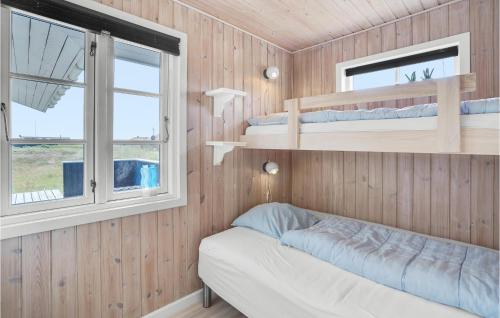 Bjerregårdにある3 Bedroom Gorgeous Home In Hvide Sandeのベッドルーム1室(二段ベッド2台、窓付)が備わります。