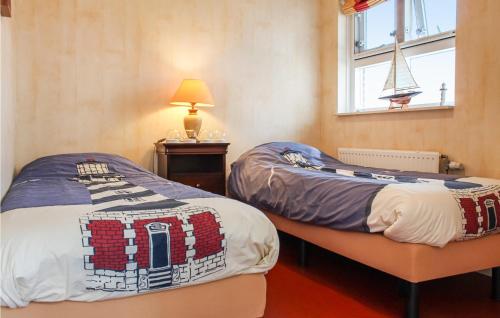 2 camas individuales en una habitación con ventana en 3 Bedroom Beautiful Home In Workum, en Workum