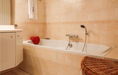 een badkamer met een bad met een rood hart erop bij 3 Bedroom Beautiful Home In Workum in Workum