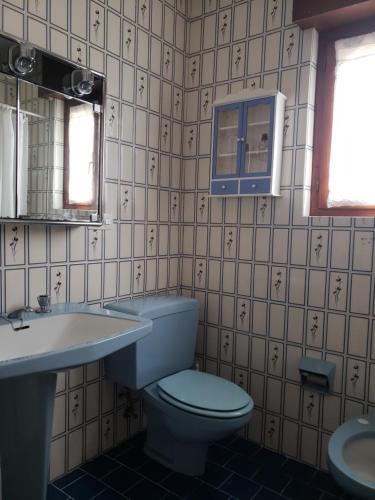 uma casa de banho com um WC e um lavatório em Casa Vasca em Llanes