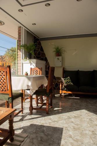 sala de estar con mesa y sofá en Hotel Salvador Catamarca en San Fernando del Valle de Catamarca