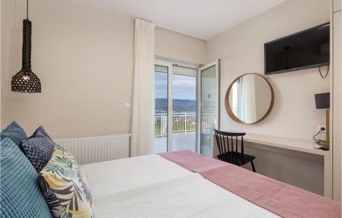 PoljeにあるAwesome Home In Polje With House Sea Viewのベッドルーム1室(ベッド1台付)が備わります。