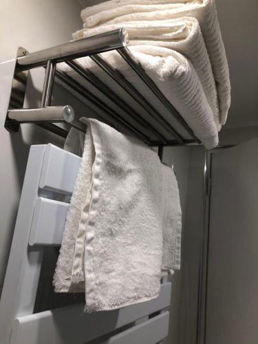 - un réfrigérateur avec des serviettes dans l'établissement Duplex neuf, 15mn de Paris, parking, climatisation, à Bourg-la-Reine