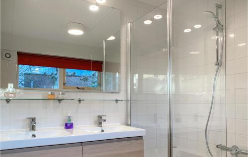ein weißes Bad mit einem Waschbecken und einer Dusche in der Unterkunft Sanbank 3 in Workum