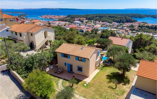 uma imagem de uma villa com vista para a cidade em Nice Home In Palit With Wifi em Mundanije