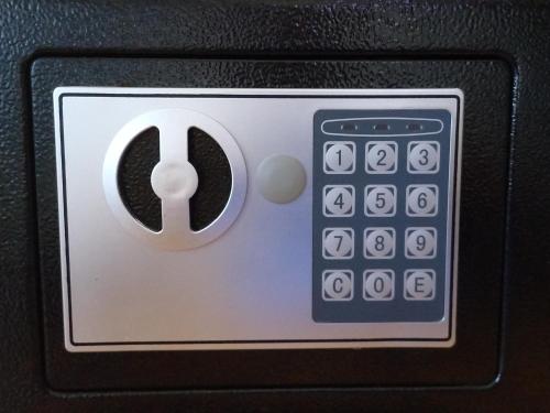 a remote control with a symbol on it at Rinconada 3 in Las Grutas