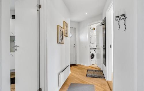FalenにあるStunning Home In Hemmet With 3 Bedrooms, Sauna And Wifiの白い壁の廊下、洗濯機、乾燥機が備わります。