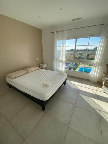 梅茲的住宿－Proche plage ,lumineux, confort et bien situé，一间卧室设有一张大床和一个大窗户