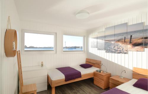 ein kleines Schlafzimmer mit einem Bett und einer Badewanne in der Unterkunft Schwimmendes Haus 24 in Olpenitz