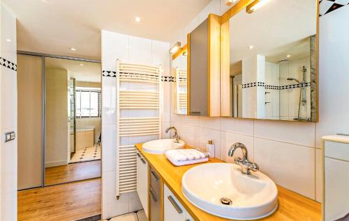 een badkamer met 2 wastafels en een grote spiegel bij Nice Home In Breukeleveen With Wifi in Breukeleveen