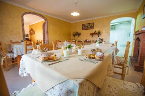 - une salle à manger avec une table et de la nourriture dans l'établissement Haidi House, à Agerola