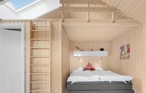 een bed in een kleine kamer met een loft bij Amazing Home In Haderslev With Wifi in Råde