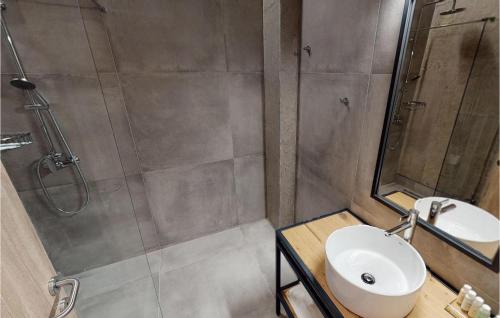 een badkamer met een douche, een wastafel en een toilet bij Stunning Home In Gazi, Heraklio With Outdoor Swimming Pool in Lygaria