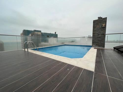 una piscina en la azotea de un edificio en Departamento entero super cómodo Airi House N3, en Lima