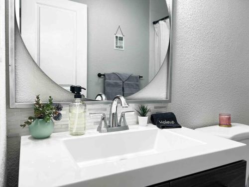 Bathroom sa Luxury condo in the heart of Midtown Sacramento