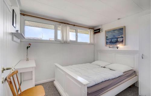 Habitación pequeña con cama y ventana en Amazing Home In Hvide Sande With 3 Bedrooms And Wifi en Bjerregård