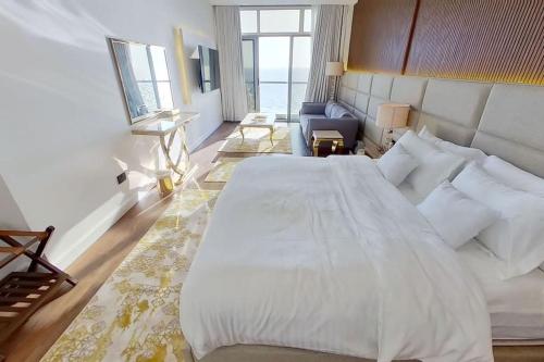 1 cama blanca grande en una habitación de hotel en شقة في برج داماك بإطلالة بحرية ساحرة, en Yeda