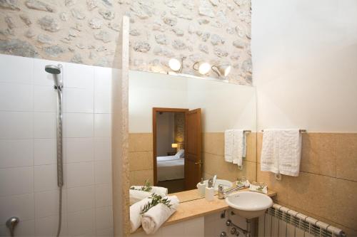 Ванная комната в Hotel Can Moragues Health & Wellness