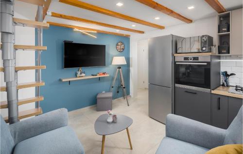 a living room with blue walls and a tv at Stunning Apartment In Vabriga With Wifi in Vabriga