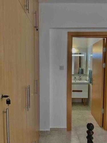 a bathroom with a sink and a mirror at Schöne Unterkunft mit Meerblick in Kalecik